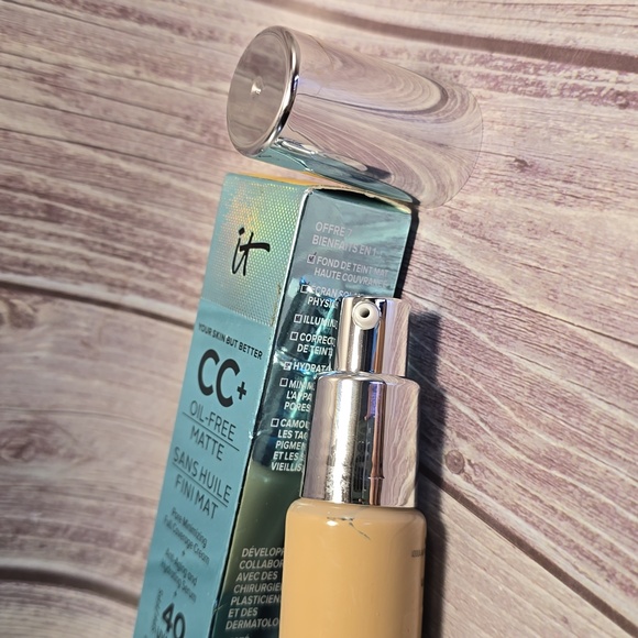 🆕️IT Your Skin But Better CC + Oil-Free Matte Full Coverage Cream SPF 40 light* - Picture 4 of 4